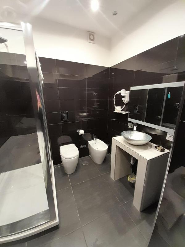 King Room with Spa Bath image 4