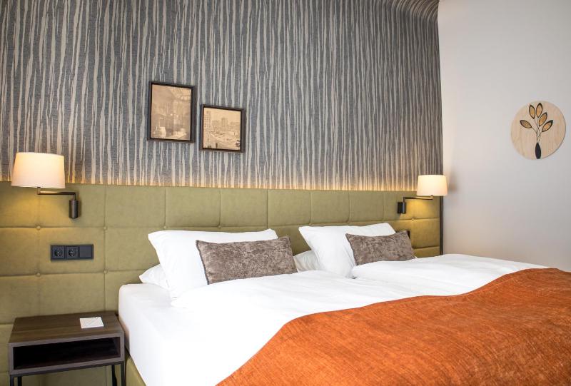 Comfort Queen Room image 4