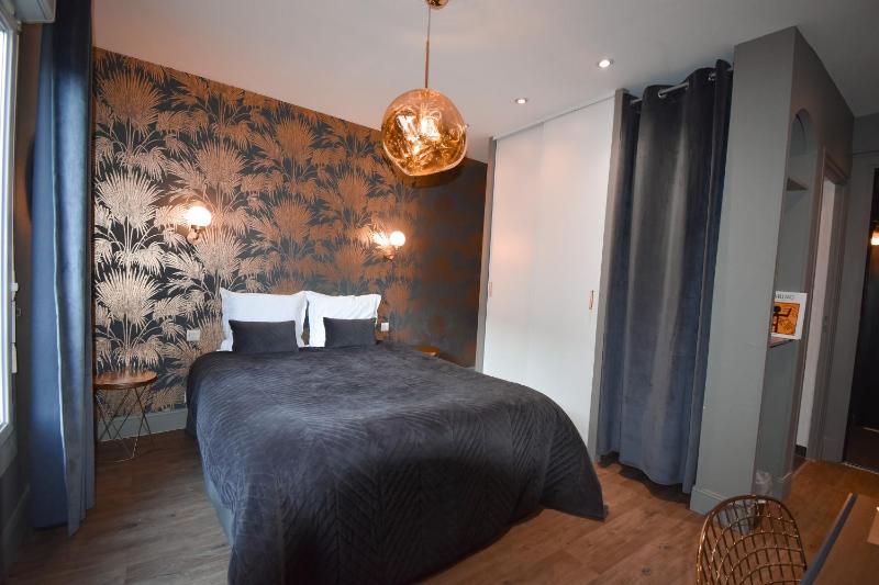 Deluxe Queen Room image 1