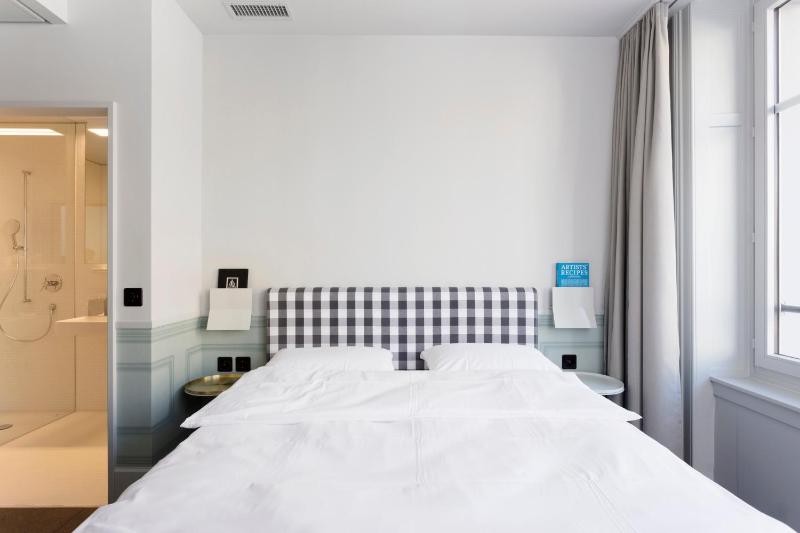 Small Double Room image 4