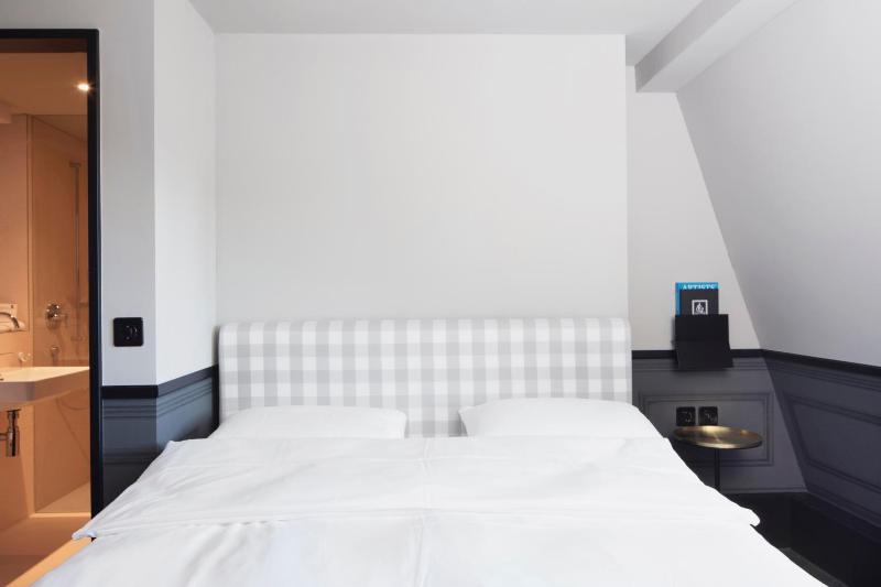 Medium Double Room image 4