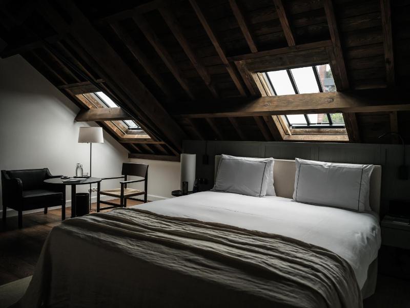 Deluxe Double Room with Bath image 2