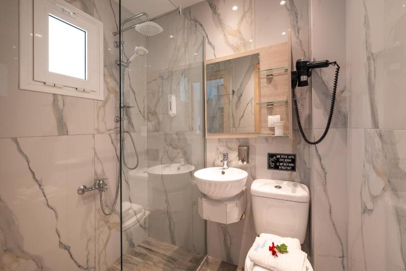 Quadruple Room image 2