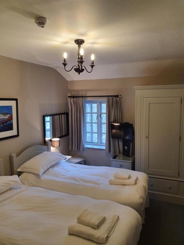 Standard Double or Twin Room image 4