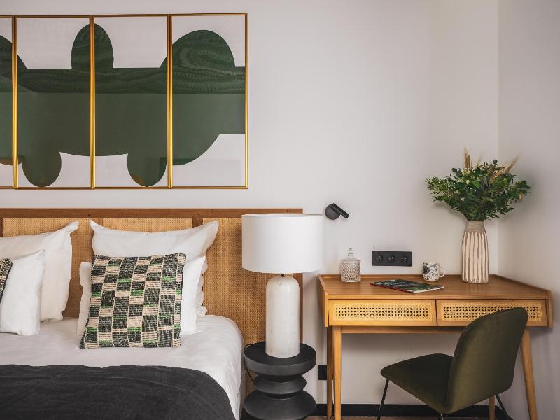 Deluxe Room with City View image 4