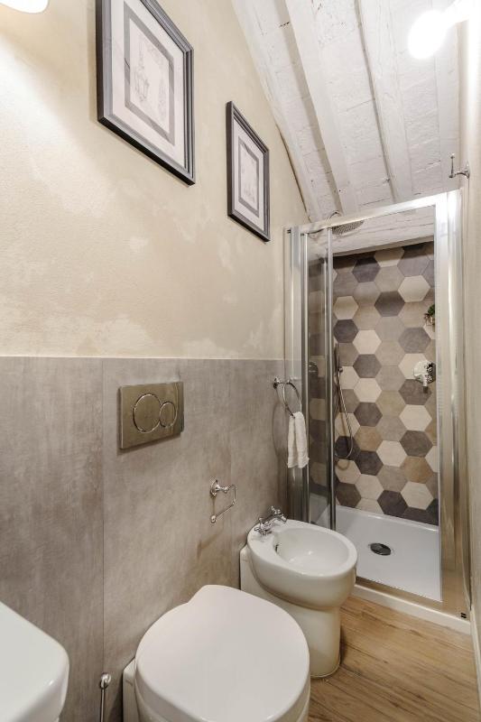 Paolo Guinigi Elegant Apartment Suite Masterful Interior inside the Walls of Lucca - image 4