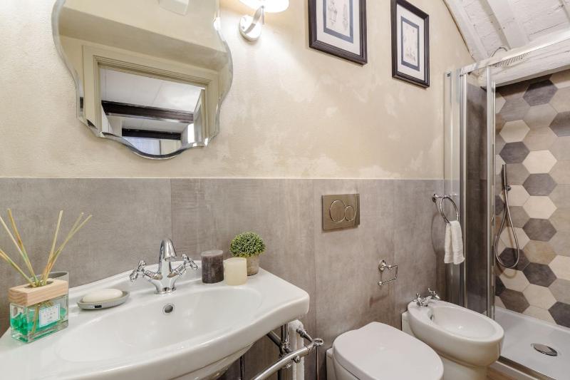 Paolo Guinigi Elegant Apartment Suite Masterful Interior inside the Walls of Lucca - image 22