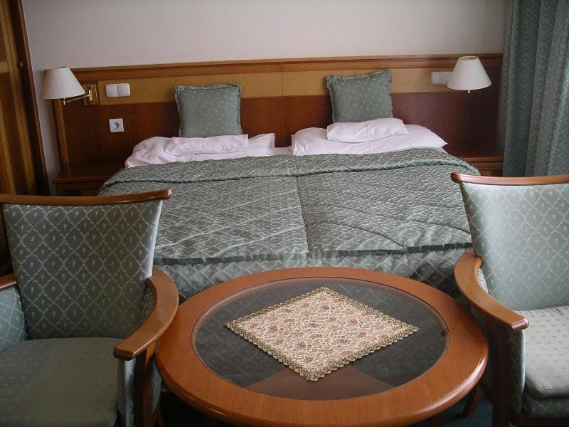 Studio with Balcony image 2