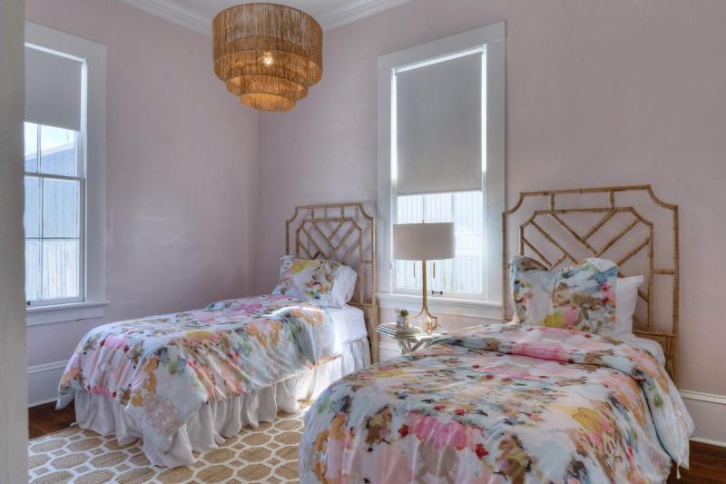 The White House Galveston Historic Luxury Near Cruise Ports Perfect for Weddings and Families - image 16