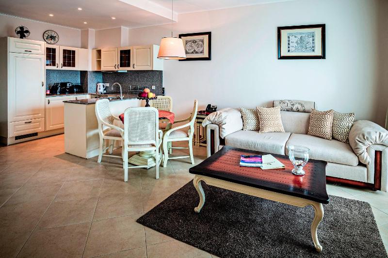Family One Bedroom Suite - Marina image 3