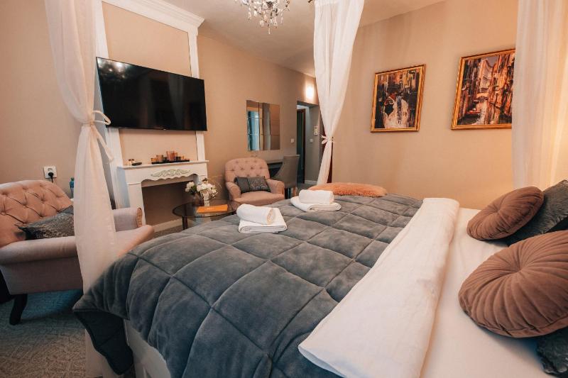Deluxe Double Room with Whirlpool image 2