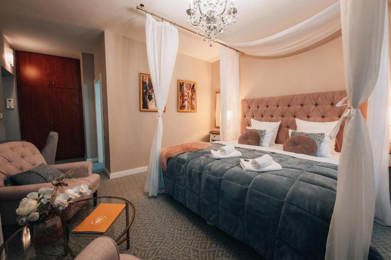 Deluxe Double Room with Whirlpool image 3