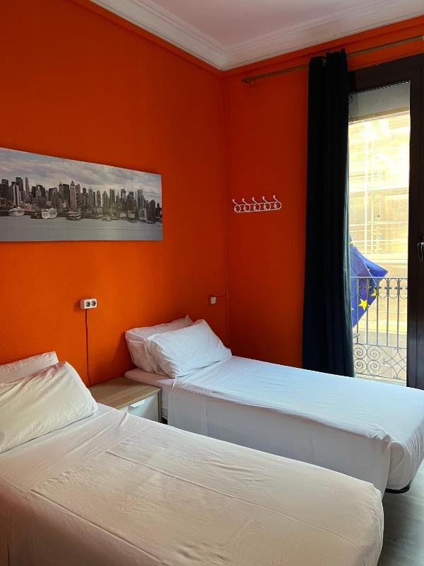 Triple Room with City View image 4