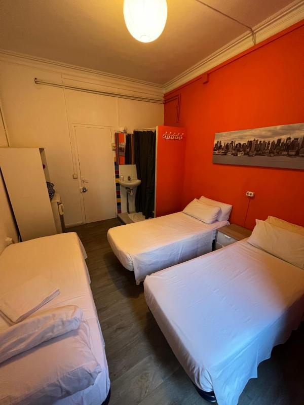 Triple Room with City View image 2