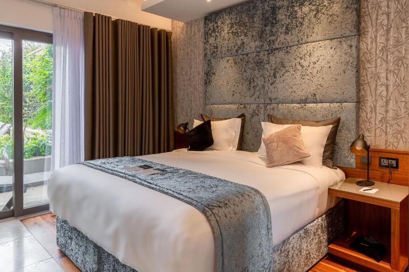 Double or Twin Room with Garden View image 4