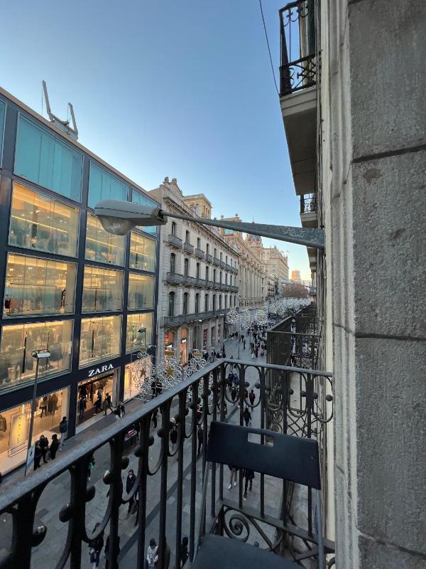 Triple Room with City View image 1