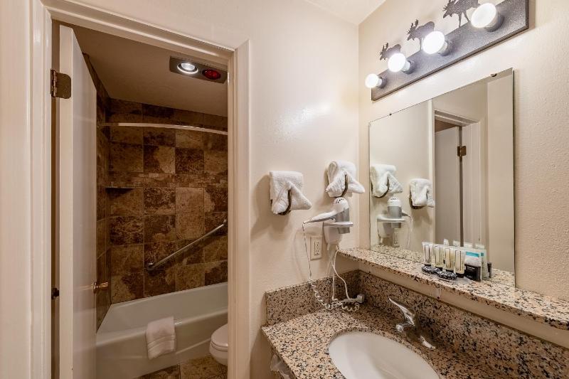 Standard Queen Room image 4