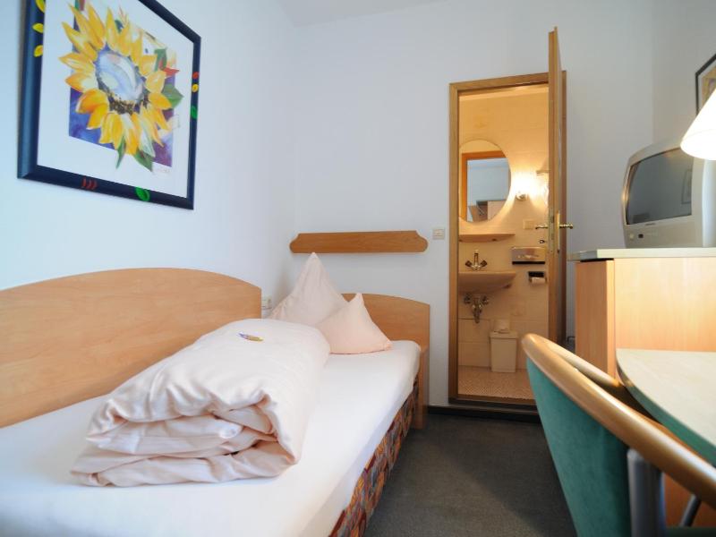 Budget Single Room image 4