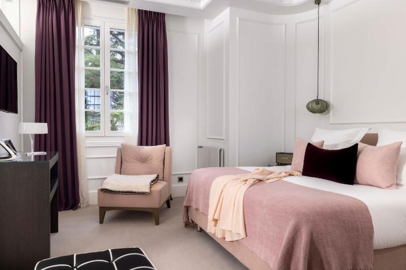 Junior Suite with Balcony image 1