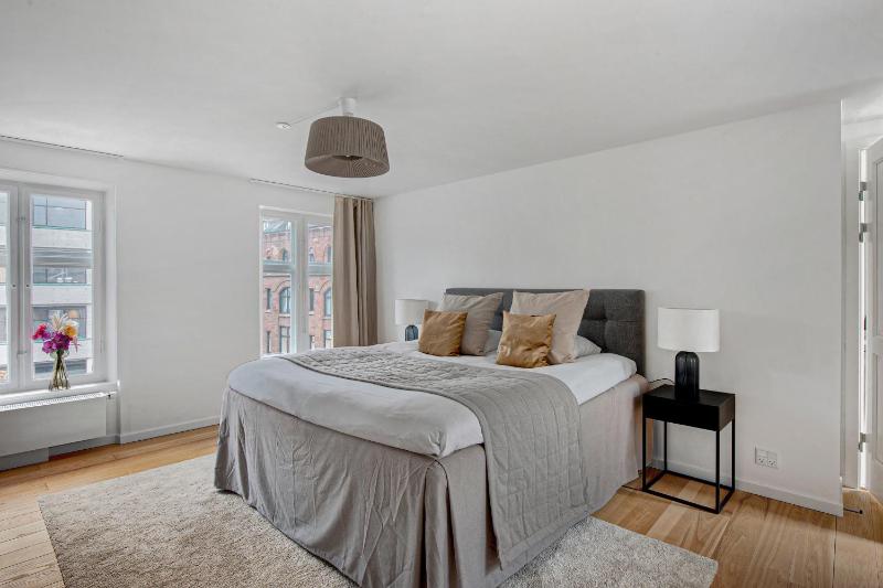 Regent 7 - Large 3 Bdr Apt with Balcony in City Centre - image 2