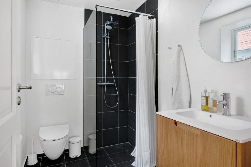 Regent 7 - Large 3 Bdr Apt with Balcony in City Centre - image 12