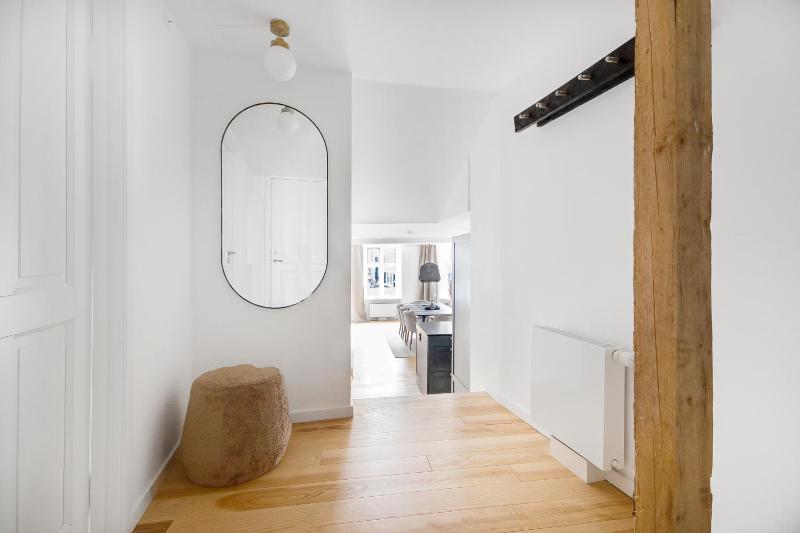 Regent 7 - Large 3 Bdr Apt with Balcony in City Centre - image 11
