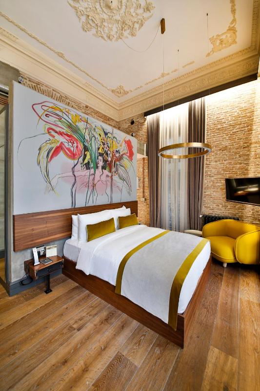 Superior King Room image 4