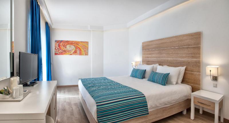 Standard Room with Land View image 4