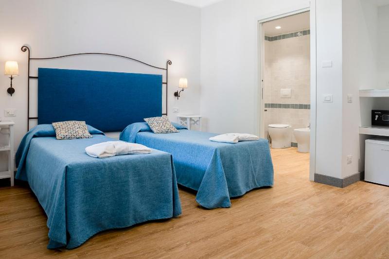 Twin Room image 1