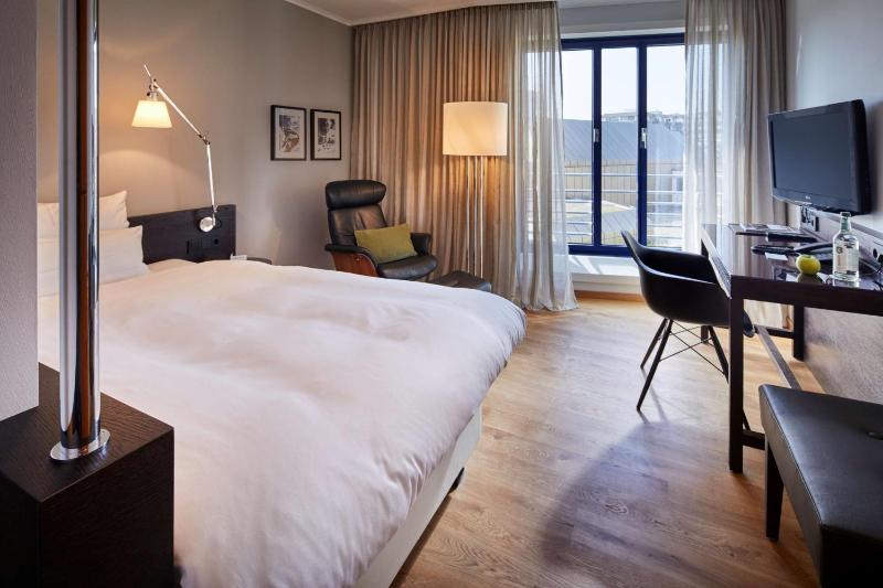 Deluxe Queen Room image 3