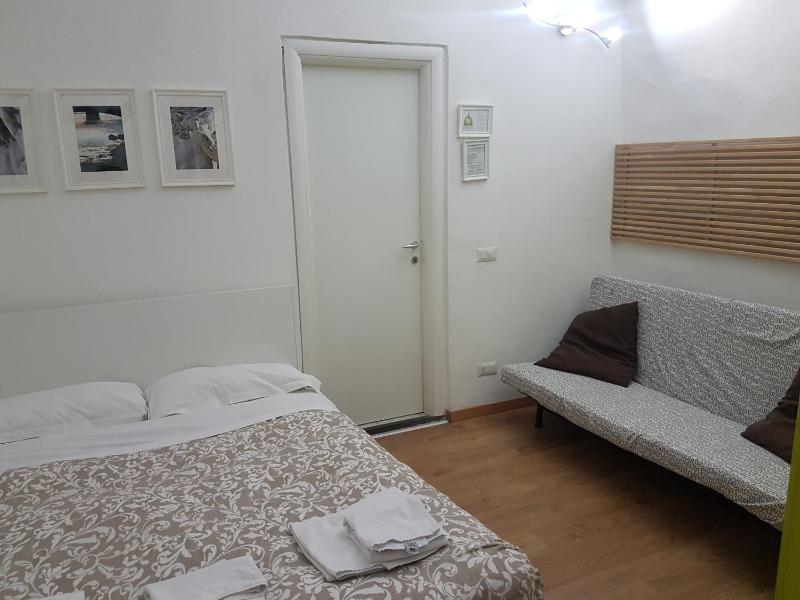 Basic Double Room image 3