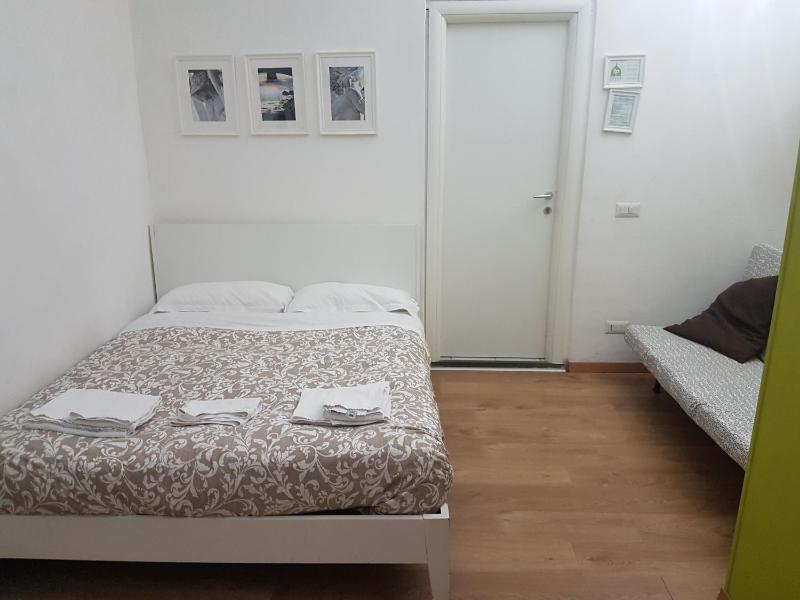 Basic Double Room image 2