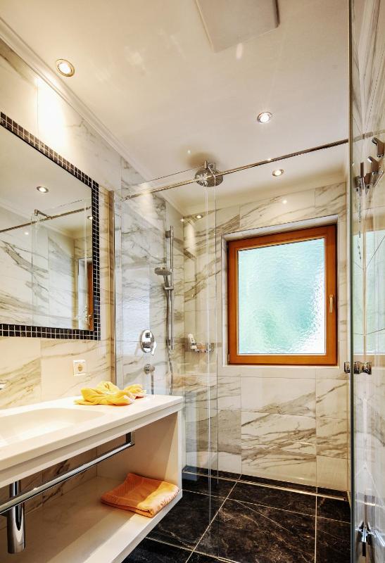 Superior Double Room - Glacier View image 2