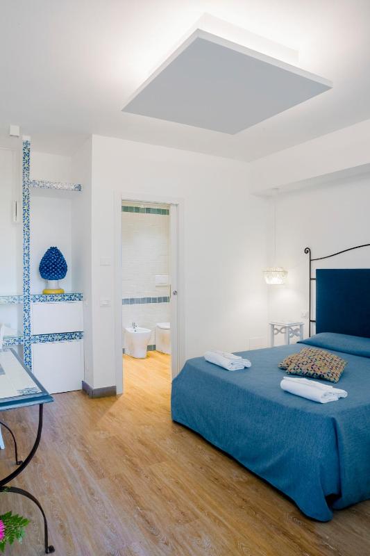 Double Room image 4