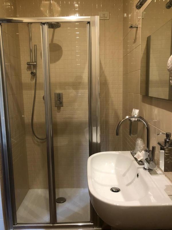 Double Room image 3