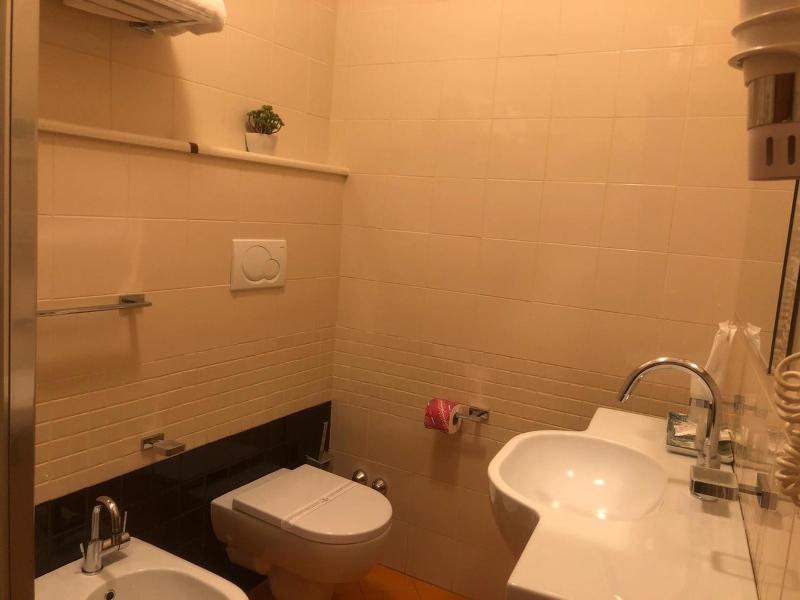 Twin Room image 2