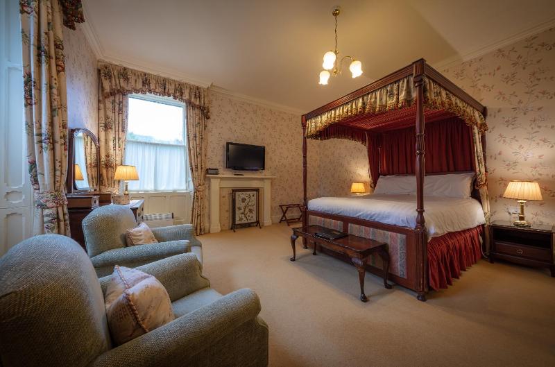 Superior Room with Four Poster Bed image 4