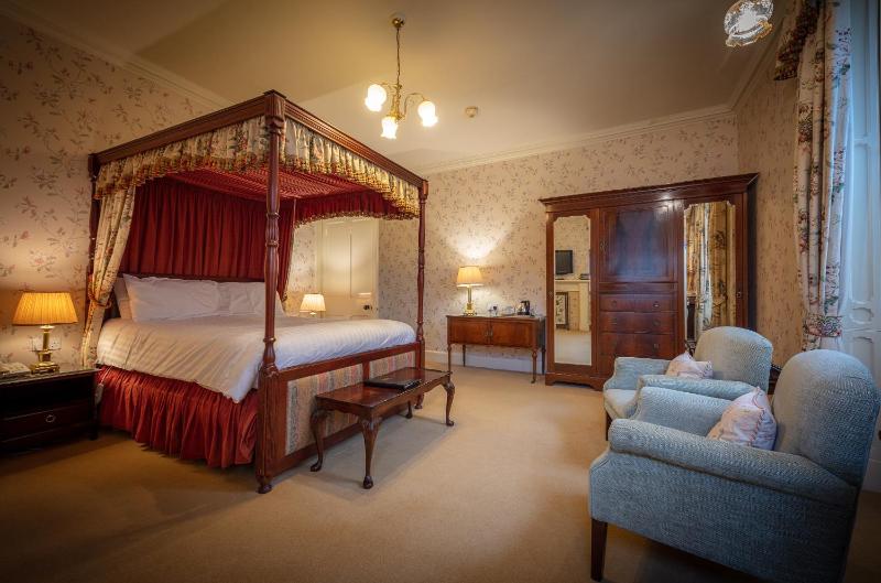 Superior Room with Four Poster Bed image 1