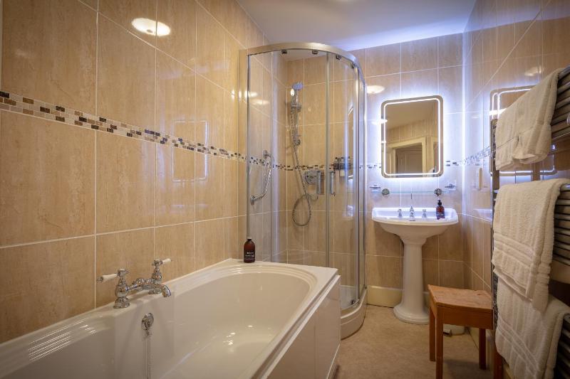 Superior Room with Four Poster Bed image 3