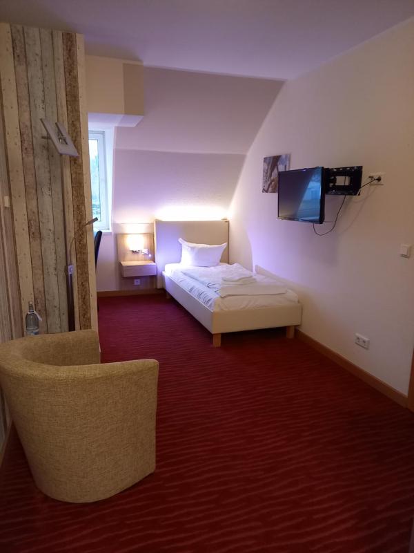 Single Room with Bathroom image 2