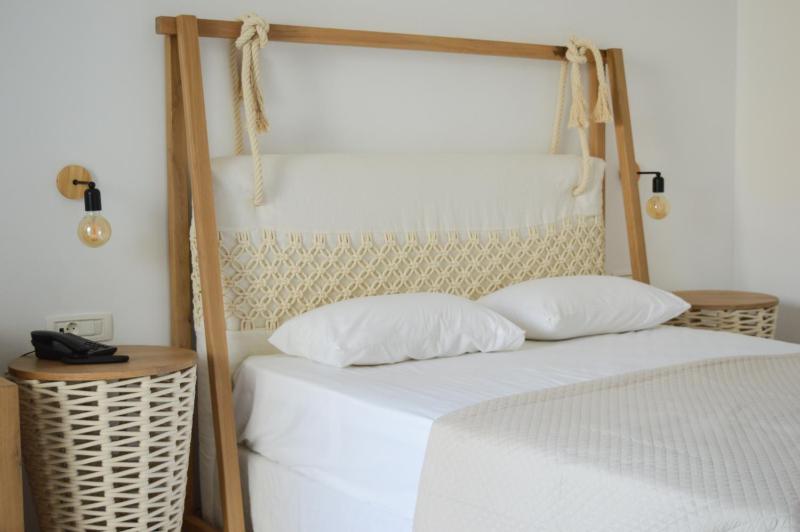 Double Room with Pool View image 4