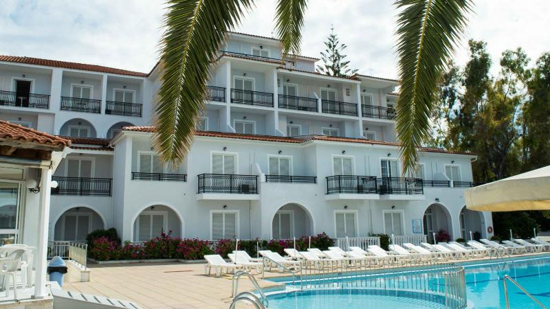 Double Room with Pool View image 2