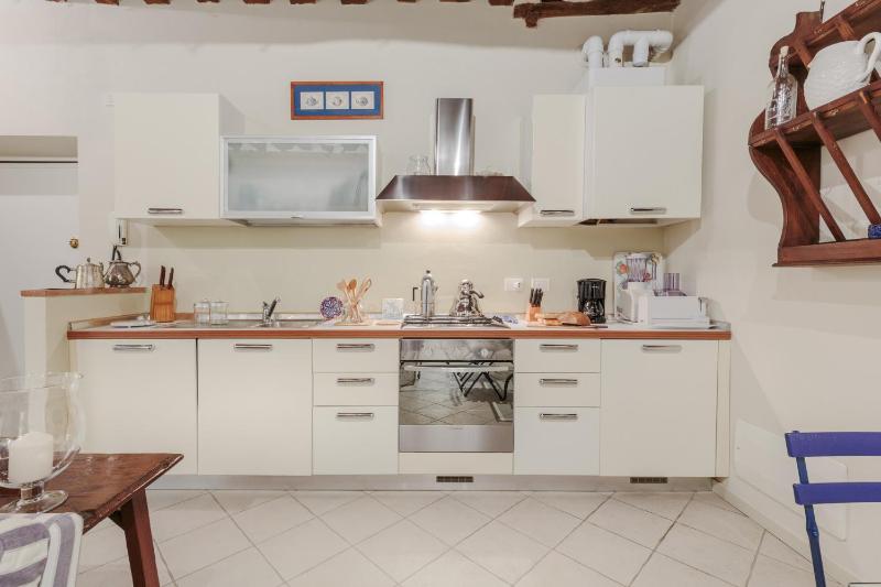 1400's Apartment Stylish Smart Ground Floor Apartment inside Lucca - image 8