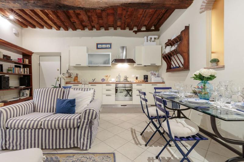 1400's Apartment Stylish Smart Ground Floor Apartment inside Lucca - image 9