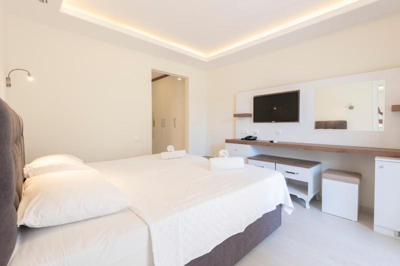 Family Room image 2