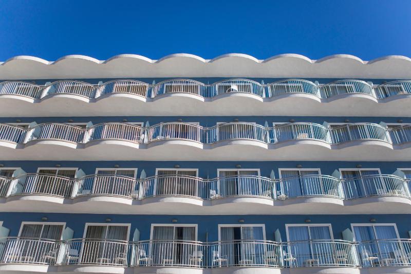 Quadruple Room with Pool View (2 Adults + 2 Children) image 4