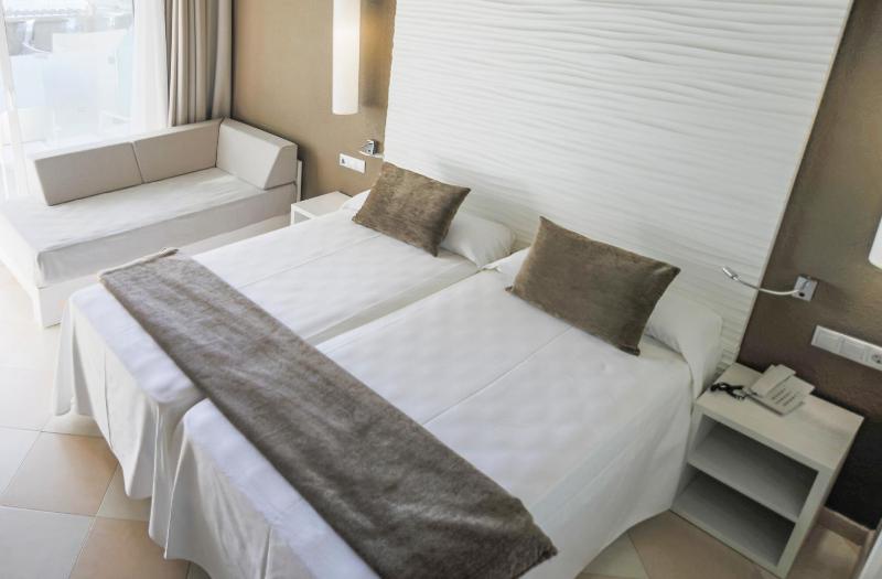 Triple Room (2 Adults + 1 Child) image 4