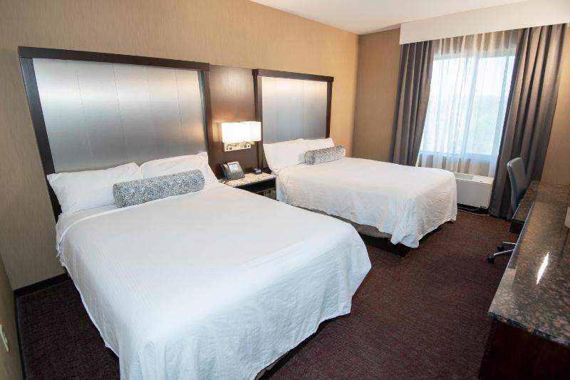Queen Room with Two Queen Beds image 4