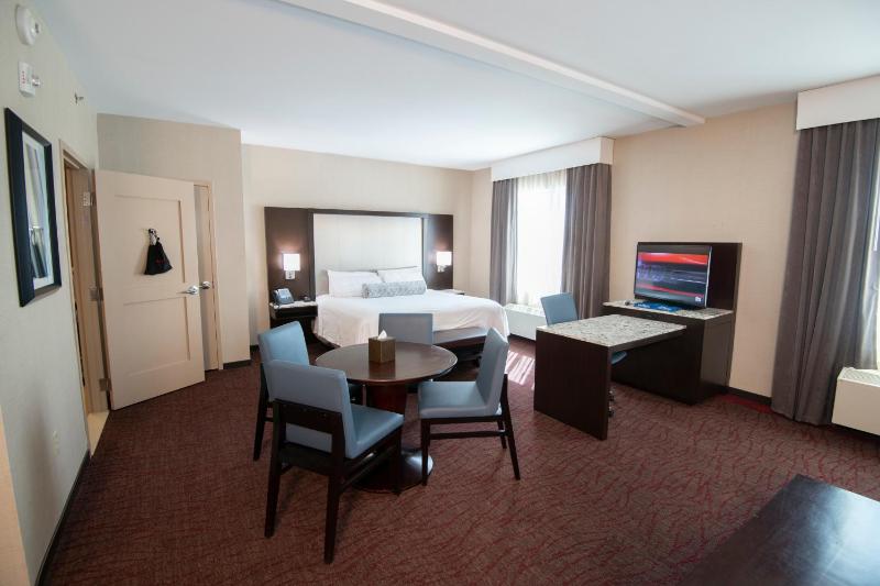 One-Bedroom Suite image 2