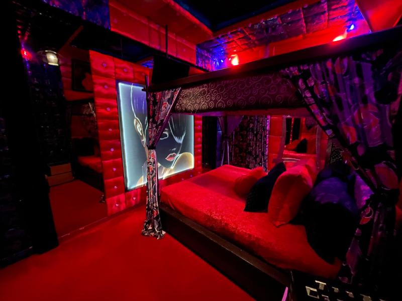 Queen Room with Balcony image 2